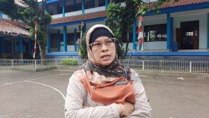 KepalaDisdukcapil-Kota-DepokNuraeni-Widayatti-saat-ditemui-di-SMA-Negeri-5-Depok.jpg