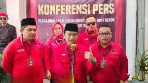 Ketua-DPC-PDIP-Kota-DepokHendrik-Tangke-Allo-tengah-dalam-konferensi-pers-di-KPU-Depok.jpg