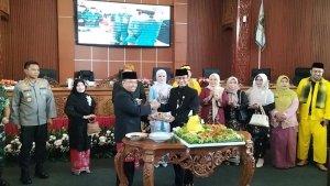 Ketua-DPRD-Kota-Depok-Ade-Supriyatna-memberikan-potongan-tumpeng-ke-Wali-Kota-Depok-Supian-Suri.jpg