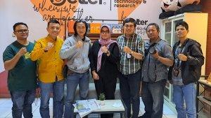 Ketua-KPU-Kabupaten-Bogor-Ummi-Wahyuni-berfoto-bersama-tim-TribunnewsDepok.jpg