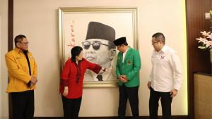 Ketua-Umum-PDI-Perjuangan-Megawati-Soekarnoputri-menunjukkan-lukisan-Presiden-Soekarno.jpg