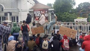 Koalisi-Masyarakat-Anti-Hoax-melakukan-aksi-unjuk-rasa-di-Kantor-KPU-Kabupaten-Bogor.jpg