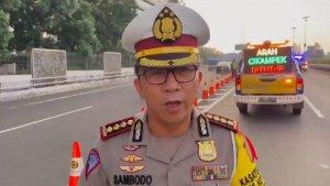 Kombes-Pol-Sambodo-Purnomo-Yogo-saat-lakukan-pembersihan-jalan-tol.jpg