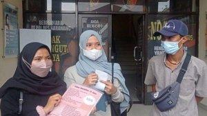 Korban-dugaan-penipuan-wedding-organizer-WO-saat-mendatangi-Mapolres-Karawang-Jumat-31122021.jpg