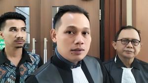 Kuasa-hukum-Meita-Irianty-Ahmad-Suardi-memberikan-keterangan-usai-sidang.jpg