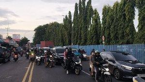 Lalu-lintas-di-Jalan-Raya-Bogor-depan-PT-Tokai-Cimanggis-Kota-Depok-mengalami-kemacetan.jpg