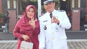 Lurah-Jatijajar-Mujahidin-Bersama-Istri.jpg