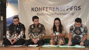 Mangatta-dan-tim-saat-jumpa-pers-di-Tebet.jpg