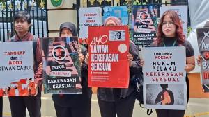 Massa-berkumpul-di-depan-PN-Depok-menjelang-sidang-vonis-putusan-kasus-pencabulan.jpg