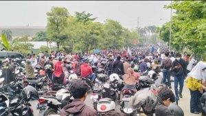 Massa-buruh-melakukan-pemblokiran-jalan-kawasan-industri-MM2100-di-Cikarang-Barat.jpg