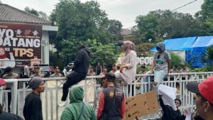 Massa-dari-Koalisi-Masyarakat-Anti-Hoax-menggeruduk-Kantor-KPU-Kabupaten-Bogor.jpg
