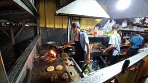 Melihat-proses-penyajian-steak-di-resto-Steak-Jalanan-42-Kecamatan-Sukmajaya.jpg
