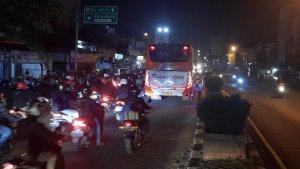 Menjelang-tengah-malam-ribuan-pemudik-sepeda-motor-Jalan-Pantura-Karawang.jpg