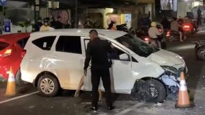 Mobil-Daihatsu-Sigra-ringsek-pada-bagian-depannya-usai-menabrak-separator.jpg