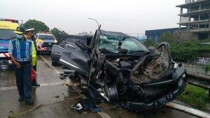 Mobil-Jeep-Fortuner-remuk-usai-tabrak-truk-diJalan-tol-JORR-KM-53800-B-Cakung.jpg