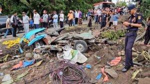 Mobil-angkot-yang-mengalami-kecelakaan-dengan-truk-dump.jpg