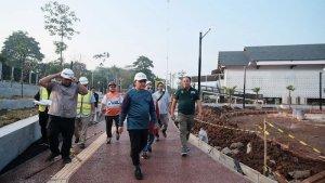 Mohammad-Idris-meninjau-progres-pembangunan-Taman-Alun-alun-dan-Hutan-Kota-Depok.jpg