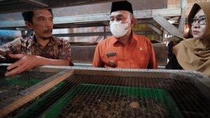 Mohammad-Idris-tengah-didampingi-Pengelola-Rumah-Maggot-Cimpaeun.jpg