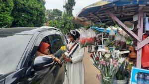 Mulyani-salah-satu-penjual-kembang-di-TPU-Pondok-Rajeg.jpg