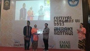News-Vice-Director-Tribun-Network-Domu-Ambarita-menerima-penghargaan-pentahelix.jpg