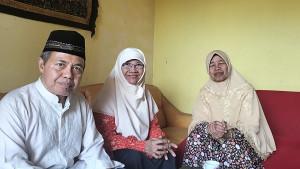 Nur-Azizah-Tamhid-dan-Nur-Mahmudi-Ismail-jenguk-ustazah.jpg