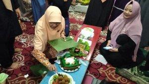 Nur-Azizah-Tamhid-memberikan-edukasi-pembuatan-makanan-dari-singkong.jpg