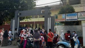 Orang-tua-mengantar-anak-ke-sekolah-SDN-01-Bedahan.jpg