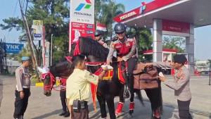 Pasukan-berkuda-Polri-membagikan-makanan-Jumat-berkah-di-Cimanggis.jpg