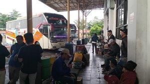 Pemudik-mulai-berdatangan-dan-memadati-Terminal-Jatijajar-Depok.jpg