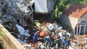 Penampakan-rumah-longsor-di-wilayah-Kecamatan-Sawangan-Kota-Depok-7425.jpg