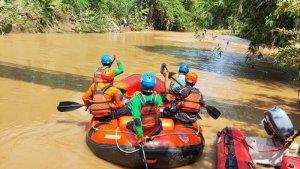 Pencarian-korban-bencana-tanah-longsor-yang-terjadi-diDesa-Sentul.jpg