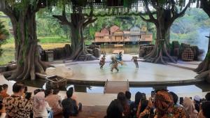 Pengunjung-menikmati-pertunjukan-Lilla-The-Magival-Forest-Show.jpg