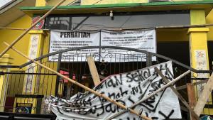 Penyegelan-gerbang-SDN-Utan-Jaya-di-wilayah-Cipayung-Kota-Depok-Jawa.jpg