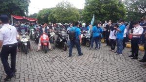 Peserta-mudik-gratis-sepeda-motor-naik-kapal-laut-tiba-di-dermaga-Terminal-Penumpang-Nusantara.jpg