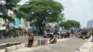 Petugas-DPUPR-Kota-Depok-membongkar-separator-Jalan-Margonda.jpg