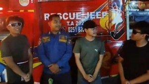 Petugas-Damkar-Kota-Bogor-bersama-tiga-pemuda-yang-meminta-bantuan.jpg