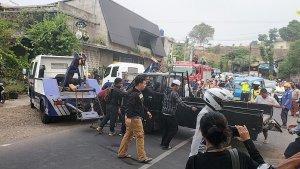 Petugas-Damkar-Kota-Depok-membantu-evakuasi-mobil-pick-up-terperosok.jpg
