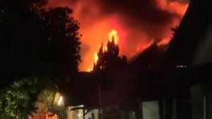 Petugas-Damkar-memadamkan-api-yang-membakar-gereja-di-Sukmajaya.jpg