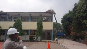 Petugas-membongkar-atap-bangunan-SMKN-1-Cileungsi-11925.jpg