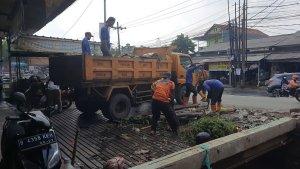 Petugas-mengangkat-sampah-yang-menyumbat-aliran-Kali-Licin-di-Mampang.jpg