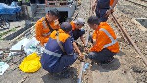 Pihak-KAI-tengah-memperbaiki-perlintasan-Kereta-yang-sebabkan-KRL-Anjlok.jpg