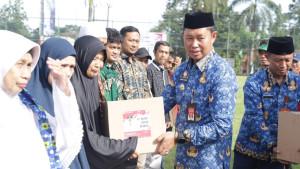 Pj-Bupati-Bogor-Asmawa-Tosepu-memberikan-Antropometri-Kit.jpg
