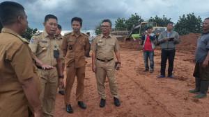 Pj-Bupati-Bogor-Asmawa-Tosepu-tinjau-pembangunan-kantong-parkir.jpg