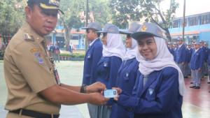 Pj-Bupati-Bogor-bagikan-KTP-ke-siswa.jpg
