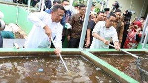 Pj-Gubernur-DKI-Jakarta-Heru-Budi-Hartono-dan-Wali-Kota-Jakarta-Selatan-Munjirin-panen-ikan-nila.jpg