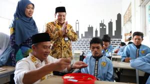 Pj-Gubernur-Jawa-Barat-Bey-Machmudin-baju-putih-didampingi-Pj-Bupati-Bogor.jpg