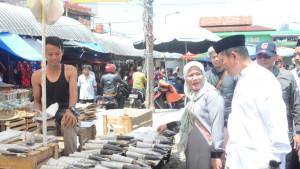 PjBupati-Bogor-Asmawa-Tosepu-tinjau-pasar-leuwiliang.jpg