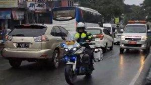 Polisi-melakukan-pengawalan-pasien-darurat-menuju-RS-Paru-Cisarua.jpg