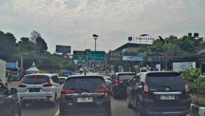 Polisi-menerapkan-rekayasa-lalu-lintas-one-way-di-Jalan-Raya-Puncak-Senin-1252025.jpg
