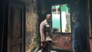 Polisi-mengecek-lokasi-kebakaran-yang-melanda-salah-satu-rumah-di-RT-04RW-13-Kelurahan-Pabuaran.jpg